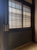 面影を残した建具とレトロなスイッチ