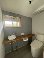 造作カウンターのあるトイレ