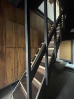 小屋裏空間へと続く階段